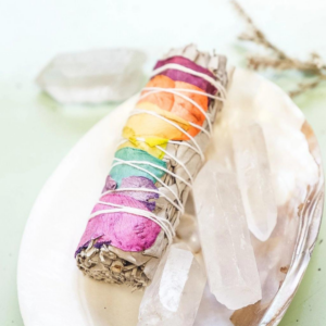 yoga-day-vykurovadlo-duhova-salvej-bila-s-duhovymi-okvetnimi-listky-ruze-1