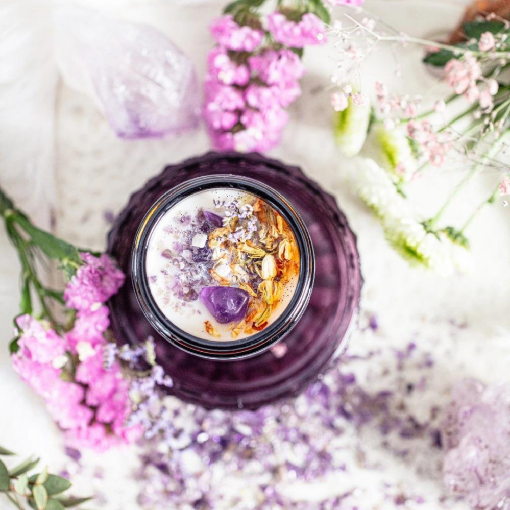 Yoga Day Svíčka proti stresu s ametystem a jasmínem