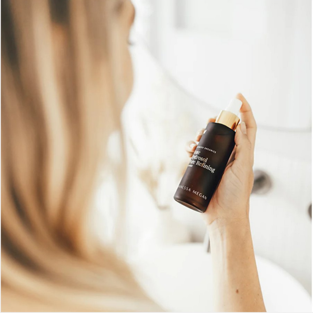 Vanessa Megan Toner s růžovým hydrosolem pro zjemnění pórů a vyrovnání pH pleti Rose Hydrosol Pore Refining Toner