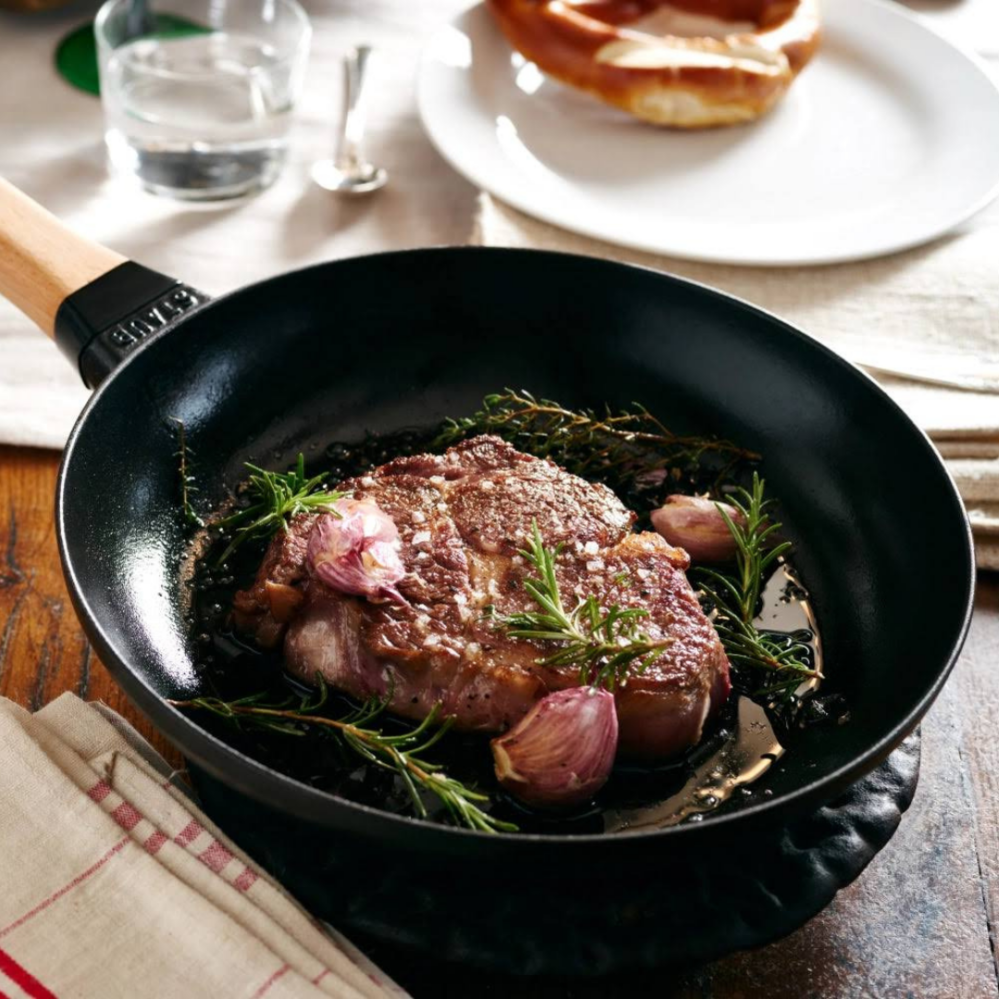 Staub Litinová pánev s dřevěnou rukojetí 20 cm