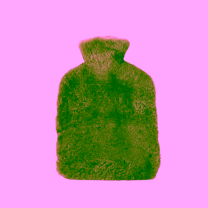 Bloomingville Cedar láhev na horkou vodu z ovčí kůže